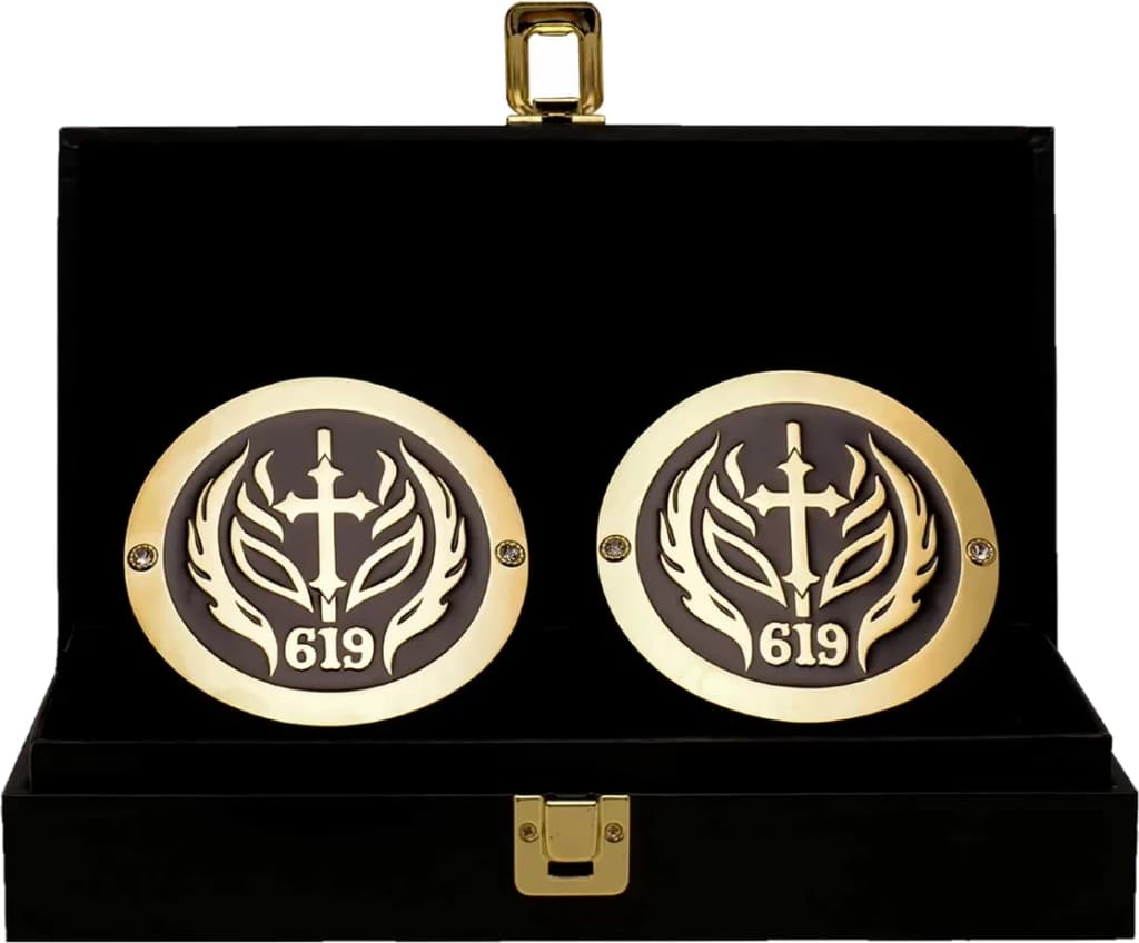 Display-grade side plate set with die-struck metal plates on a full-grain leather strap.